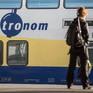 Ein Metronom steht am Bahngleis
