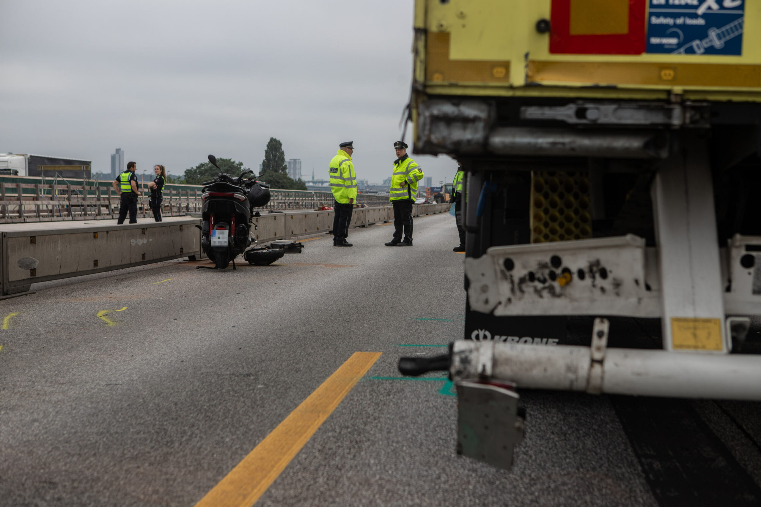 Der Fahrer des Motorrads kollidierte kurz vor dem Elbtunnel mit einem Lkw. Beim Sturz verletzte er sich so schwer, dass er noch am Unfallort starb.