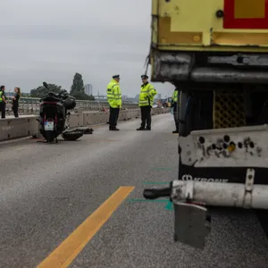 Der Fahrer des Motorrads kollidierte kurz vor dem Elbtunnel mit einem Lkw. Beim Sturz verletzte er sich so schwer, dass er noch am Unfallort starb.