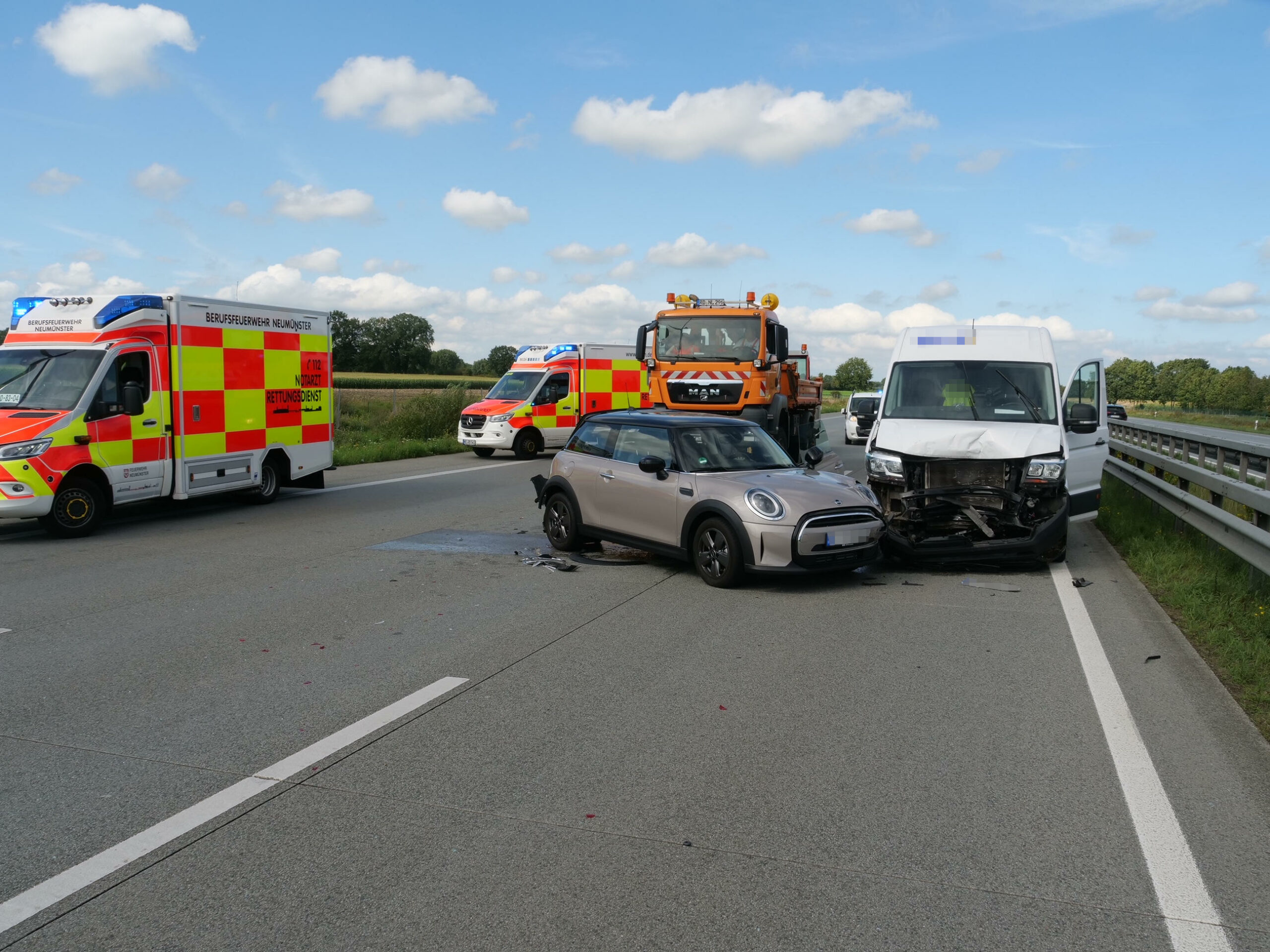 Ein Spurwechsel hat am Dienstagnachmittag einen Unfall auf der A7 ausgelöst – der Verursacher fuhr einfach weiter.