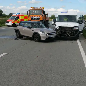 Ein Spurwechsel hat am Dienstagnachmittag einen Unfall auf der A7 ausgelöst – der Verursacher fuhr einfach weiter.