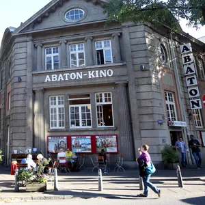 Passanten vorm Abaton im Grindelviertel im Sommer