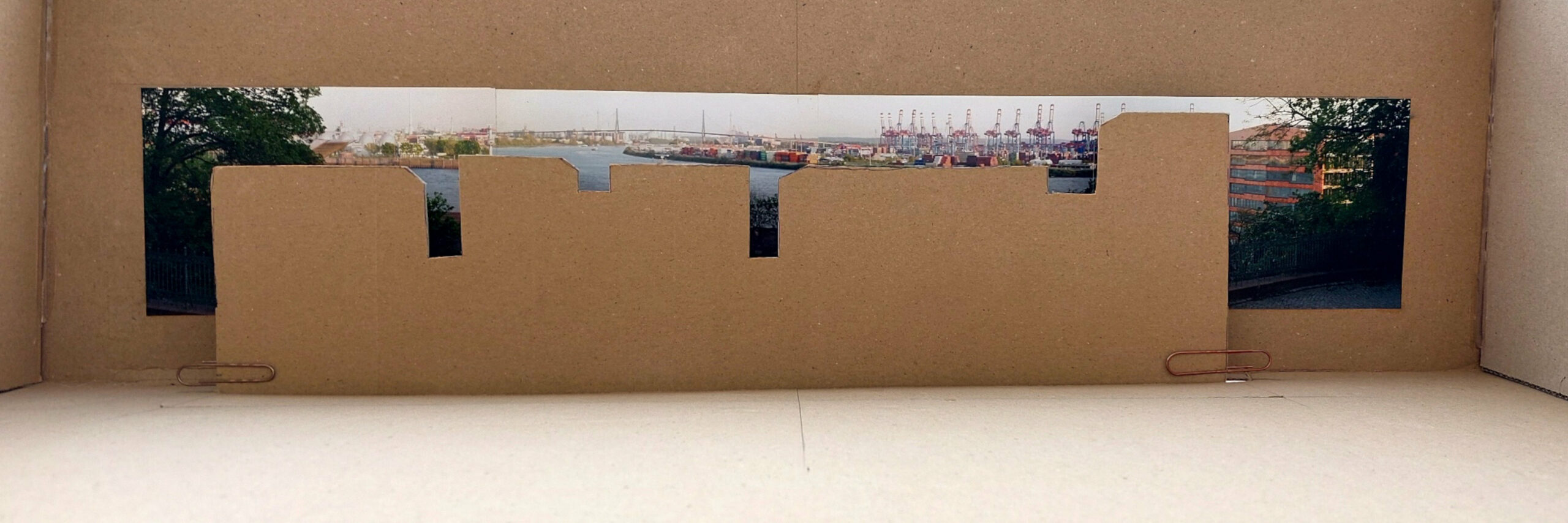 Mit diesem Pappmodell illustriert der Bürgerverein Blankenese seine Befürchtung, der Elbblick am Alten Fischereihafen würde völlig zugebaut.