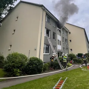 E-Roller brennt – Feuerwehr rettet mehrere Menschen