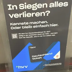 HVV-Plakat mit dem Aufdruck: „In Siegen alles verlieren? - Kannste machen oder bleib einfach hier."