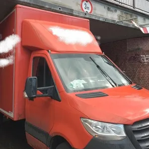 Das Fahrzeug wurde unter der Brücke eingeklemmt.