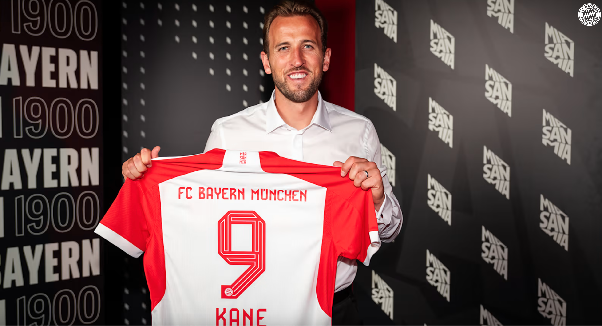 Harry Kane mit dem neuen Bayern-Trikot