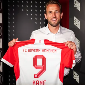 Harry Kane mit dem neuen Bayern-Trikot