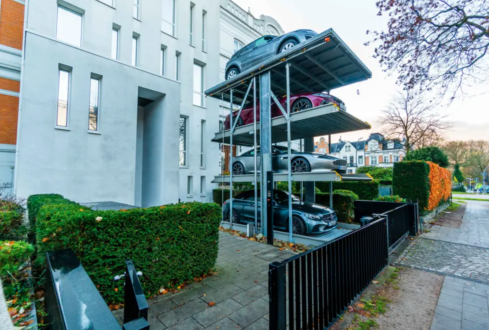 Hat Platz für vier Luxus-Karossen: Den Autolift gibt es laut Makler nur einmal in Hamburg.