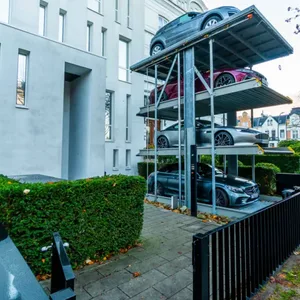 Hat Platz für vier Luxus-Karossen: Den Autolift gibt es laut Makler nur einmal in Hamburg.