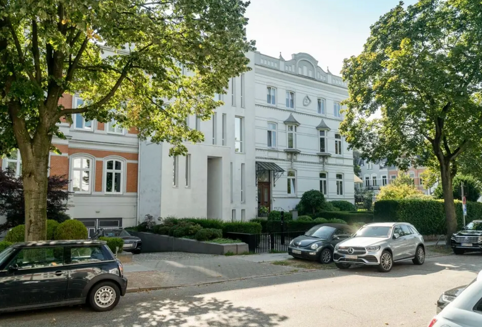Sieht ganz schön kahl aus neben den opulenten Altbau-Villen: Die Fassade des modernen Anwesens sticht ins Auge.