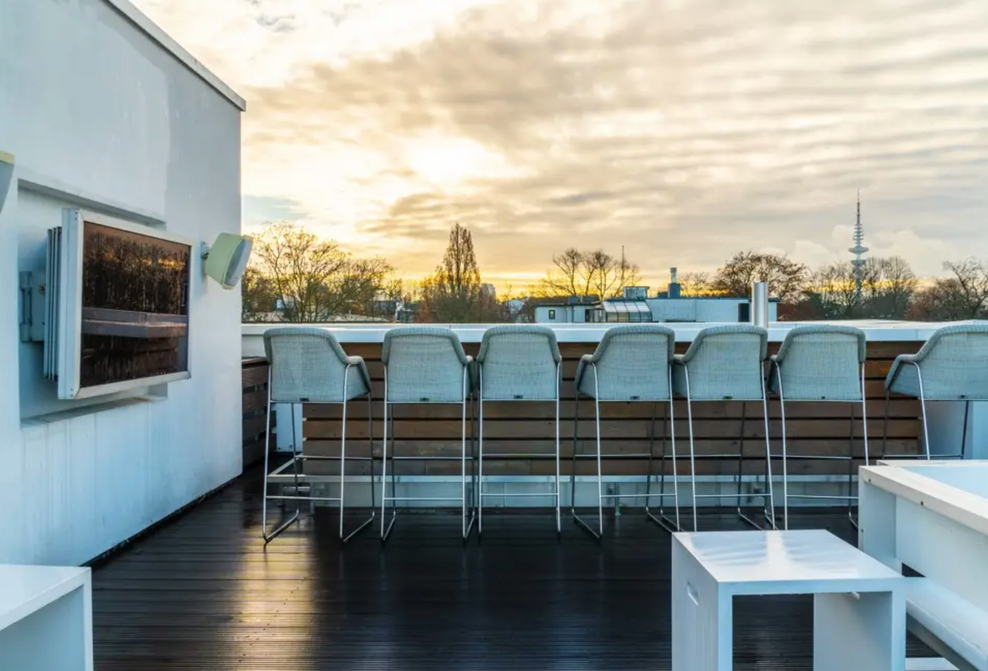 Von der Dachterrasse hat man einen 360-Grad-Blick über Hamburg – und wenn's mal zu langweilig werden sollte, kann man dank des Outdoor-TV fernsehen.