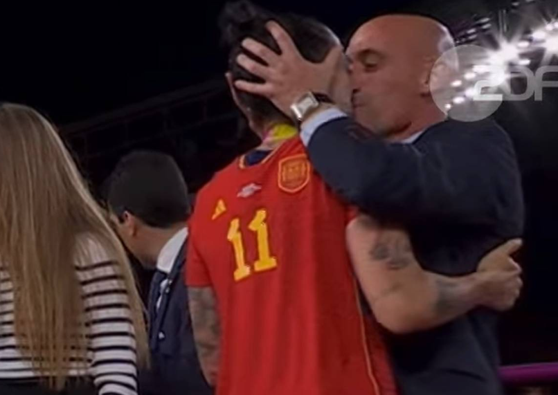 Spaniens Verbandspräsident Luis Rubiales küsst Mittelfeldspielerin Jenni Hermoso auf den Mund