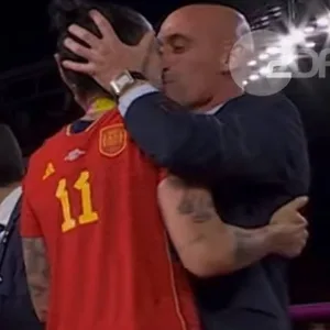 Spaniens Verbandspräsident Luis Rubiales küsst Mittelfeldspielerin Jenni Hermoso auf den Mund