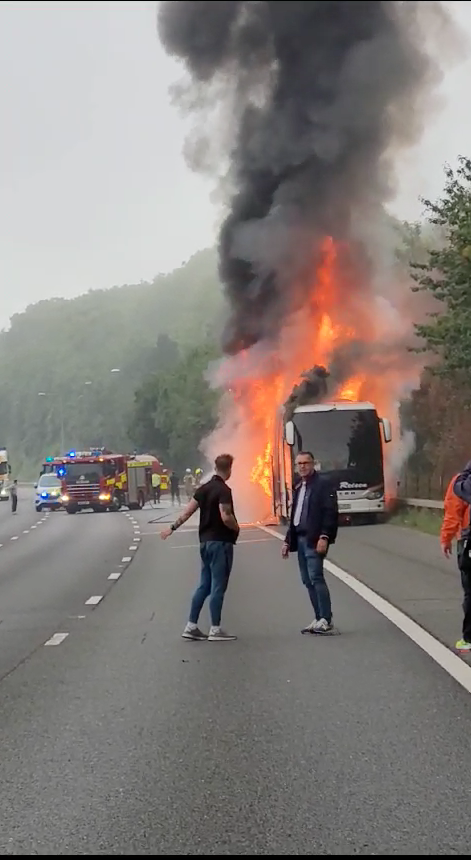Brennender Bus auf der Autobahn