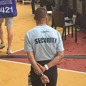 Ein Sicherheitsmitarbeiter bei der Leichtathletik-WM mit einem SS-Tattoo im Nacken
