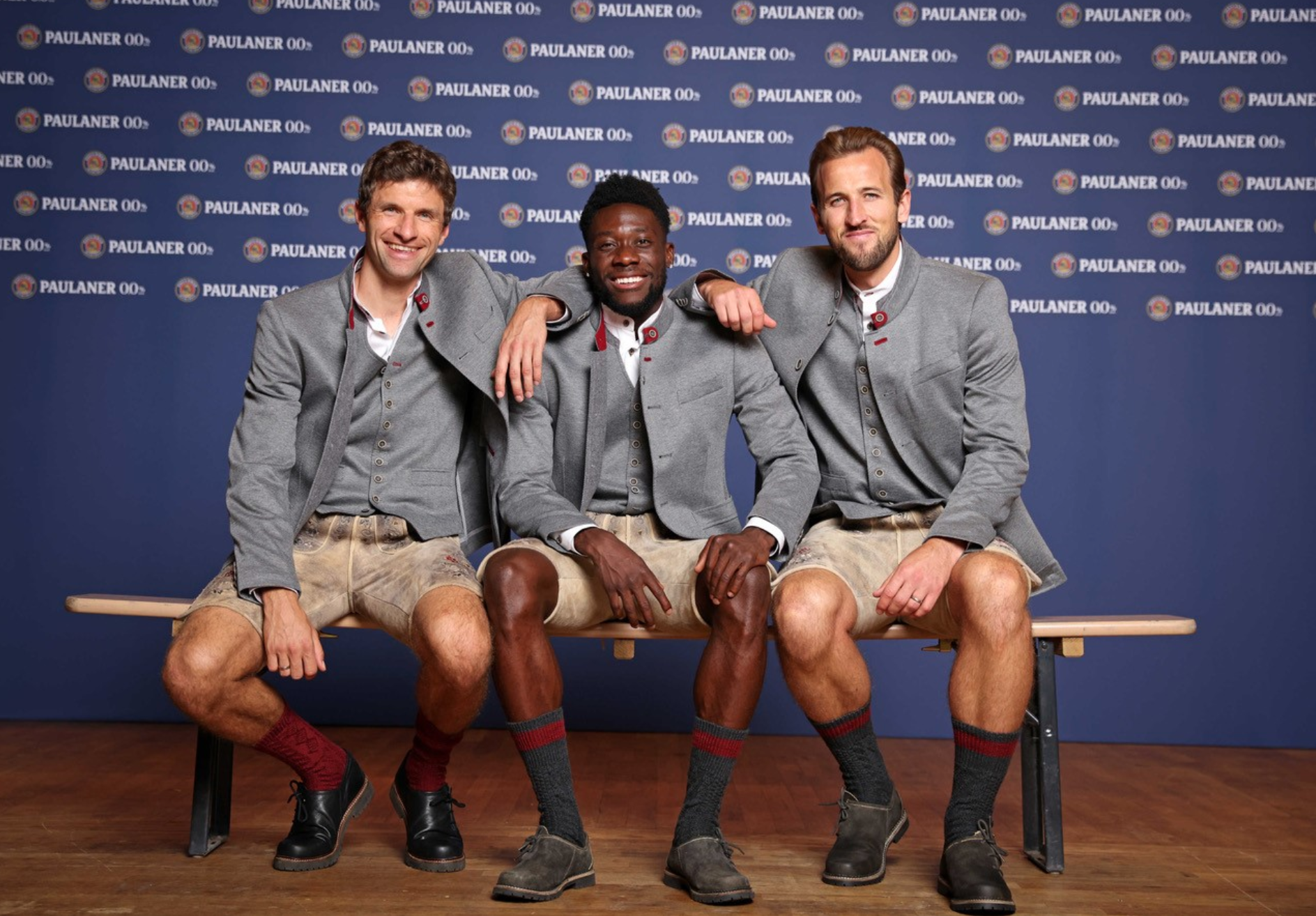 Thomas Müller, Alphonso Davies und Harry Kane in Lederhosen beim Paulaner-Shooting