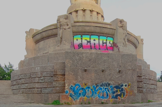 Graffiti am Bismarck Denkmal