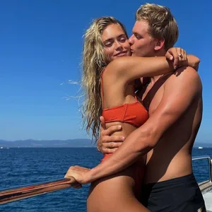 Mick Schumacher mit seiner Freundin lailahasanovics Profilbild Laila Hasanovic auf einem Boot