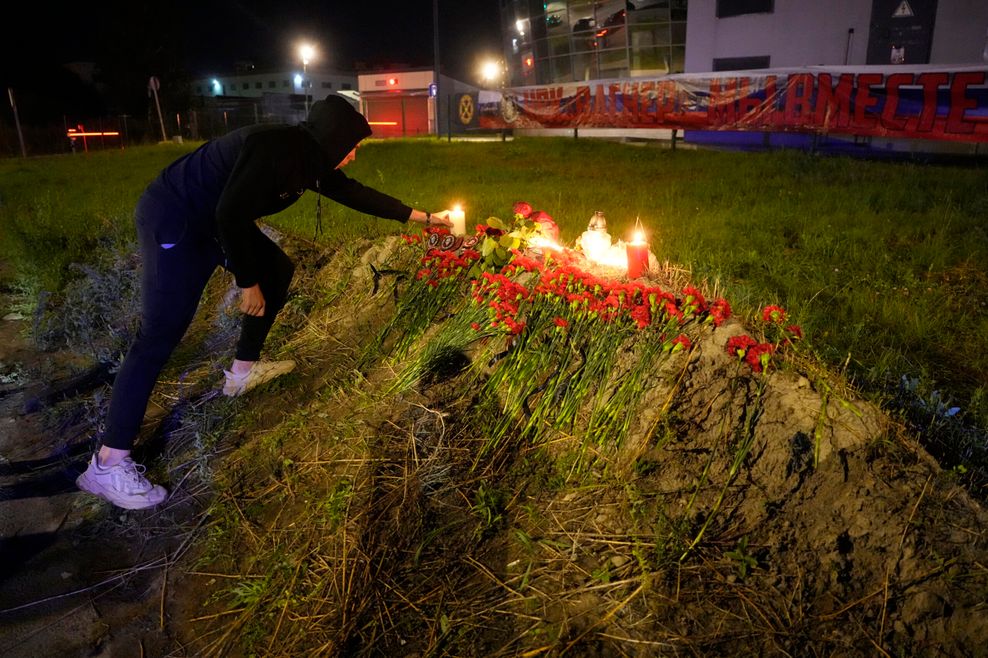 Prigoschin-Anhänger legen neben dem ehemaligen „PMC-Wagner-Zentrum“ Blumen und Kerzen für den Söldnerführer ab.