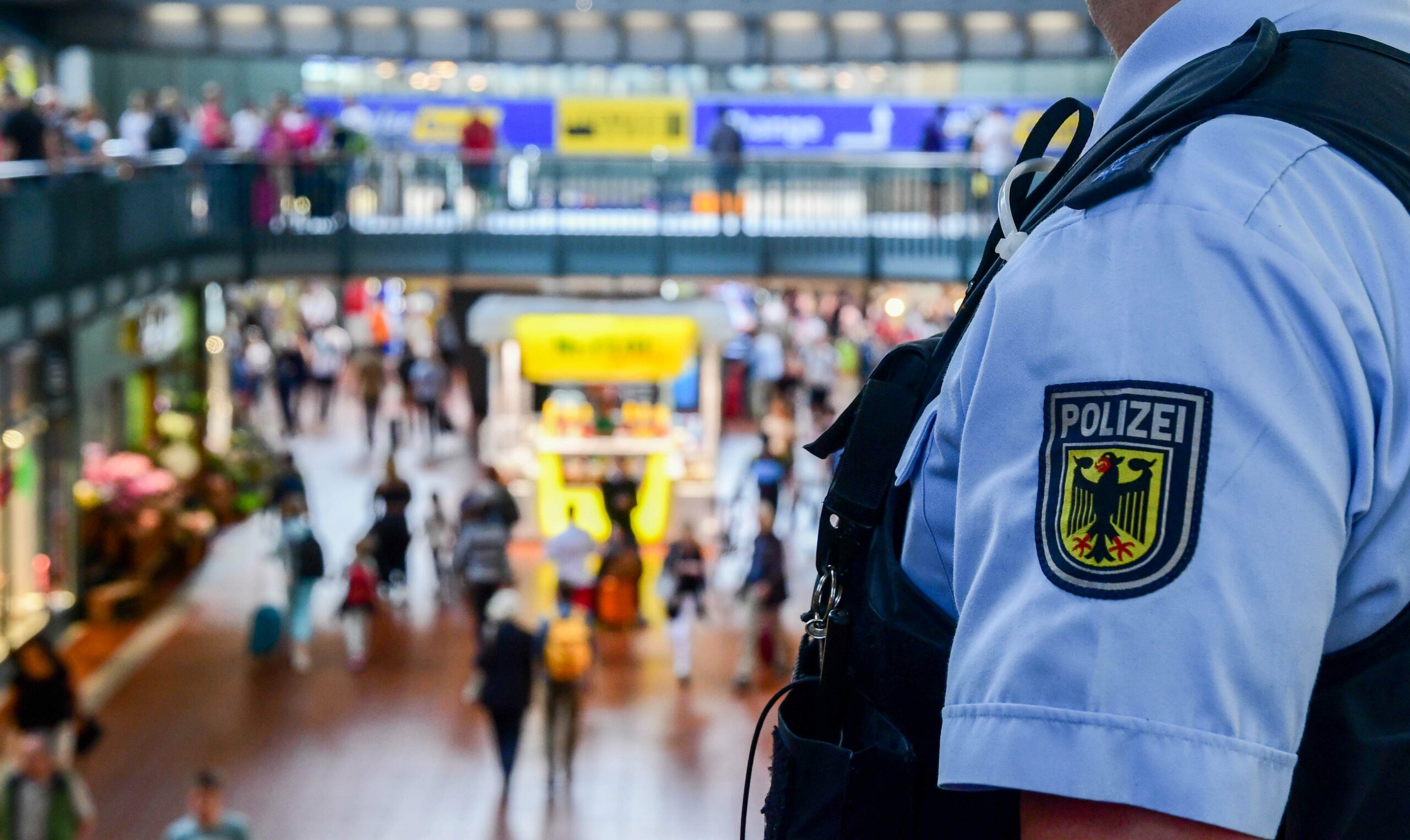 Hamburger Hauptbahnhof: im Vordergrund ein Polizist, dahinter die Wandelhalle