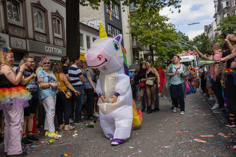 Aufnahme einer Person im Einhorn-Kostüm