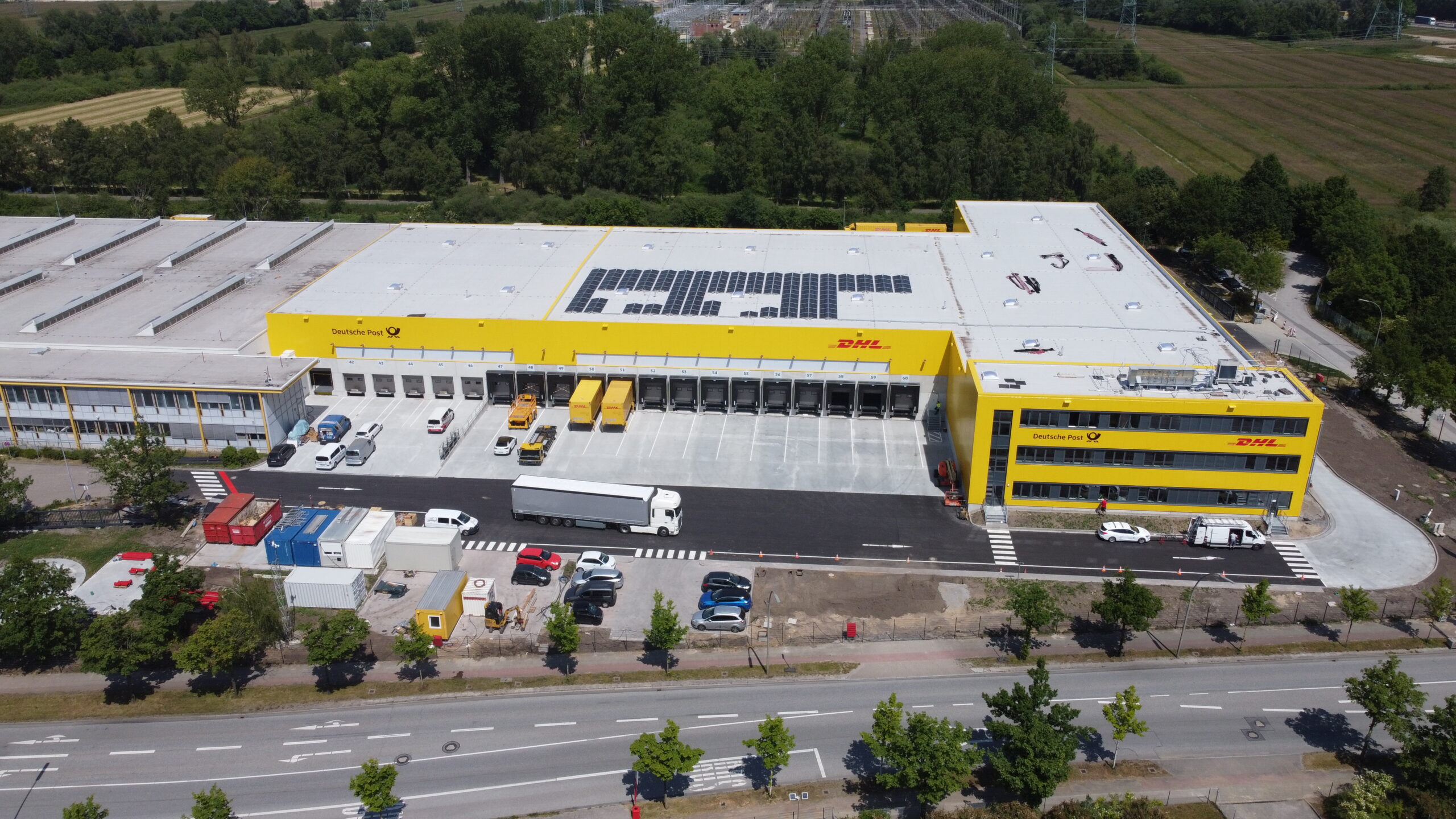 Luftaufnahme des neuen Sortierzentrums der Post in Harburg