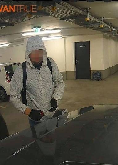 Kameraaufnahme: Ein Mann macht sich an einem Auto in der Tiefgarage zu schaffen.