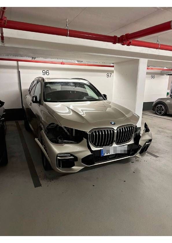 Ein beschädigter BMW. Aus Fahrzeugen dieser Marke wurden wiederholt Displays geklaut.