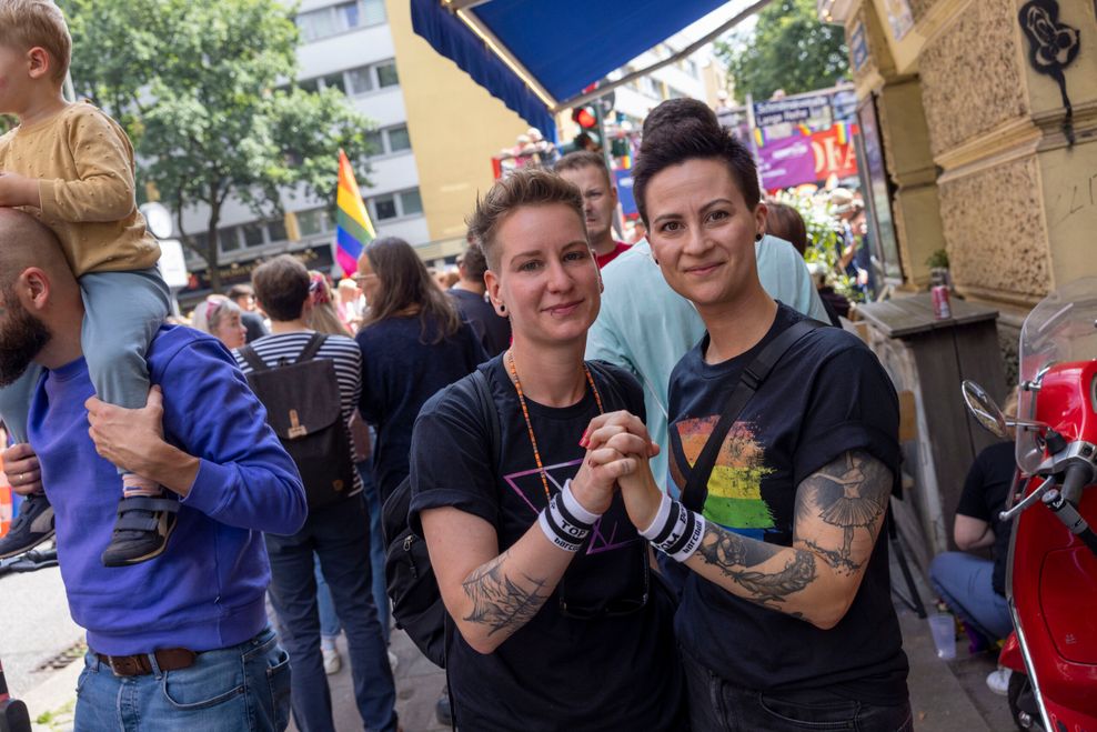 Alex (37, l.) und Freundin Dominique (32) freuen sich über den Rückhalt in der queeren Community.