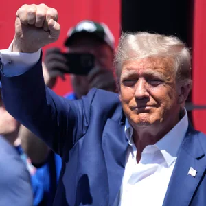 Donald Trump reckt bei einer Veranstaltung seinen rechten Arm mit geballter Faust in die Höhe.