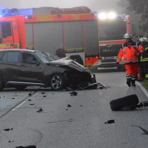 Trümmerfeld auf der B75 nach einem schweren Unfall. Zwei Pkw und ein mit Sand beladener Kipplaster waren kollidiert.
