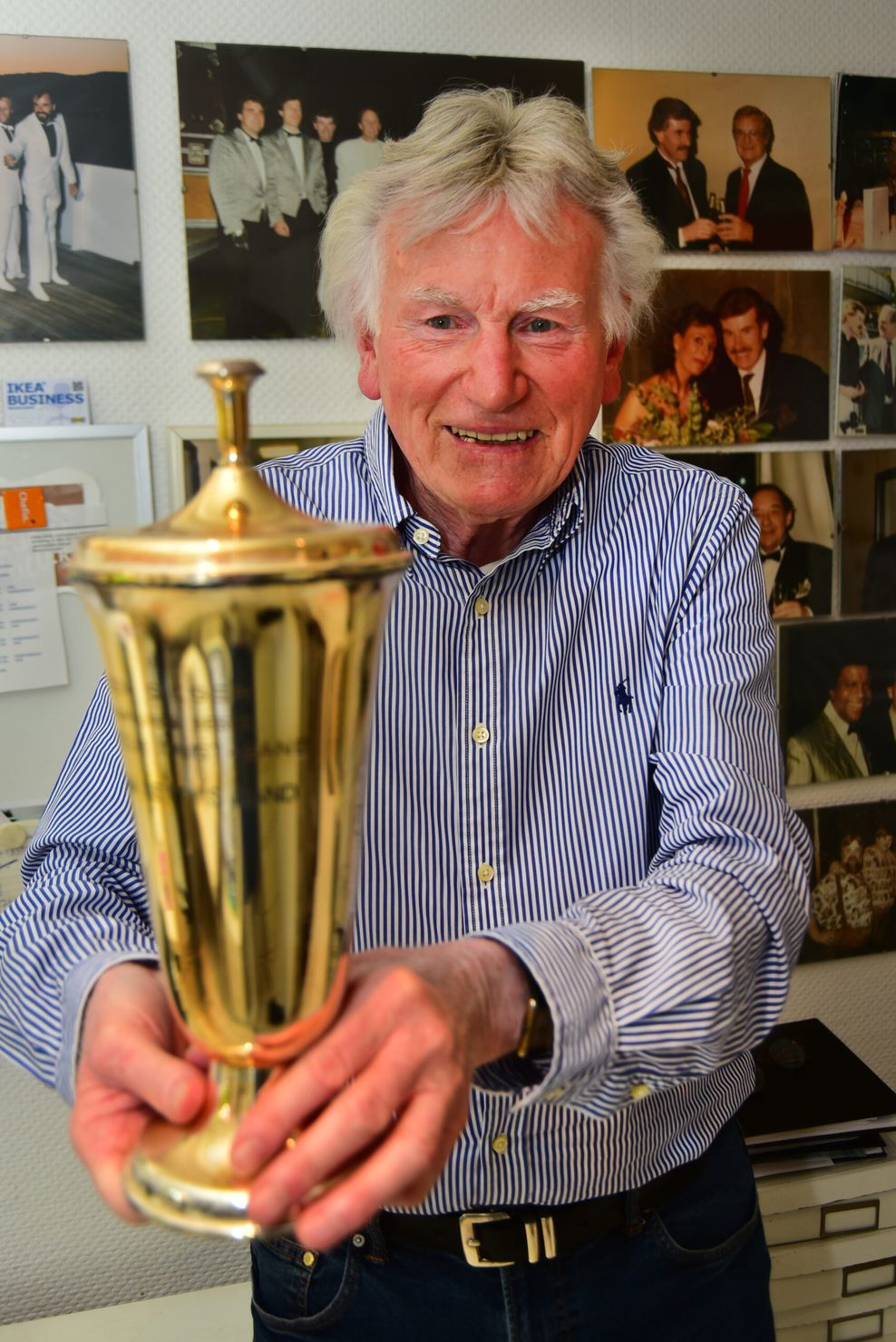 Gerd Imholz (85) von der Mama Betty's Band hält einen Pokal in den Händen