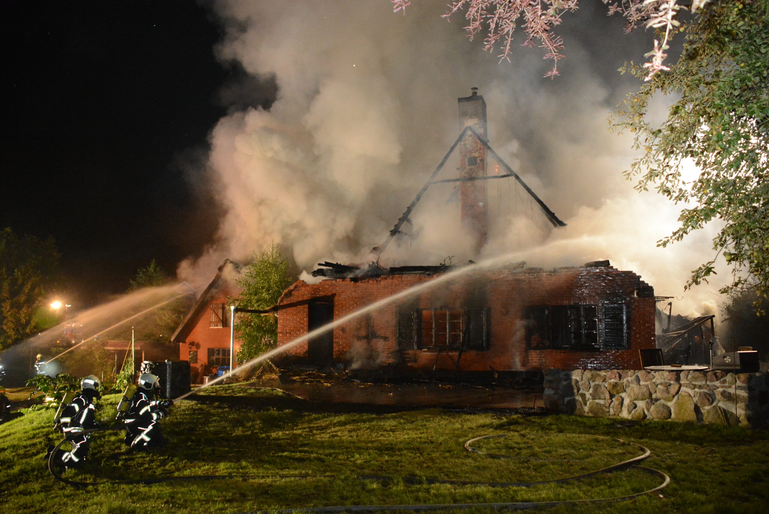 Dutzende Feuerwehrleute waren im Einsatz, trotzdem brannte dieses Reetdachhaus in der Nacht bis auf die Grundmauern nieder.