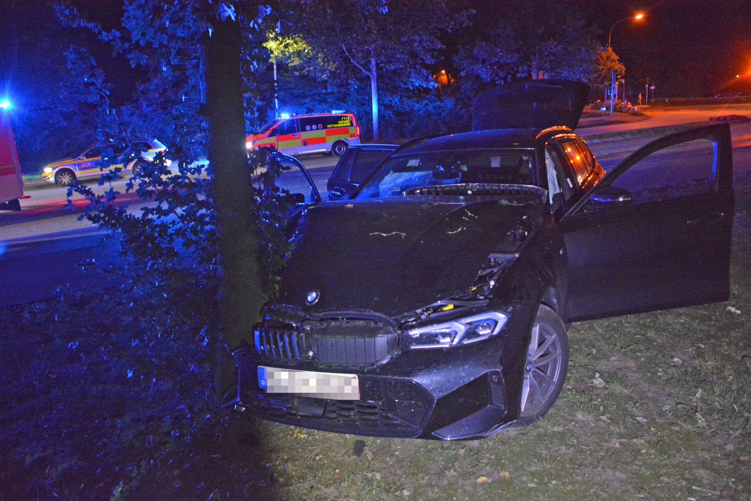 Der BMW stieß gegen einen Baum. Drei Menschen wurden bei dem Unfall verletzt.