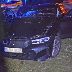 Der BMW stieß gegen einen Baum. Drei Menschen wurden bei dem Unfall verletzt.