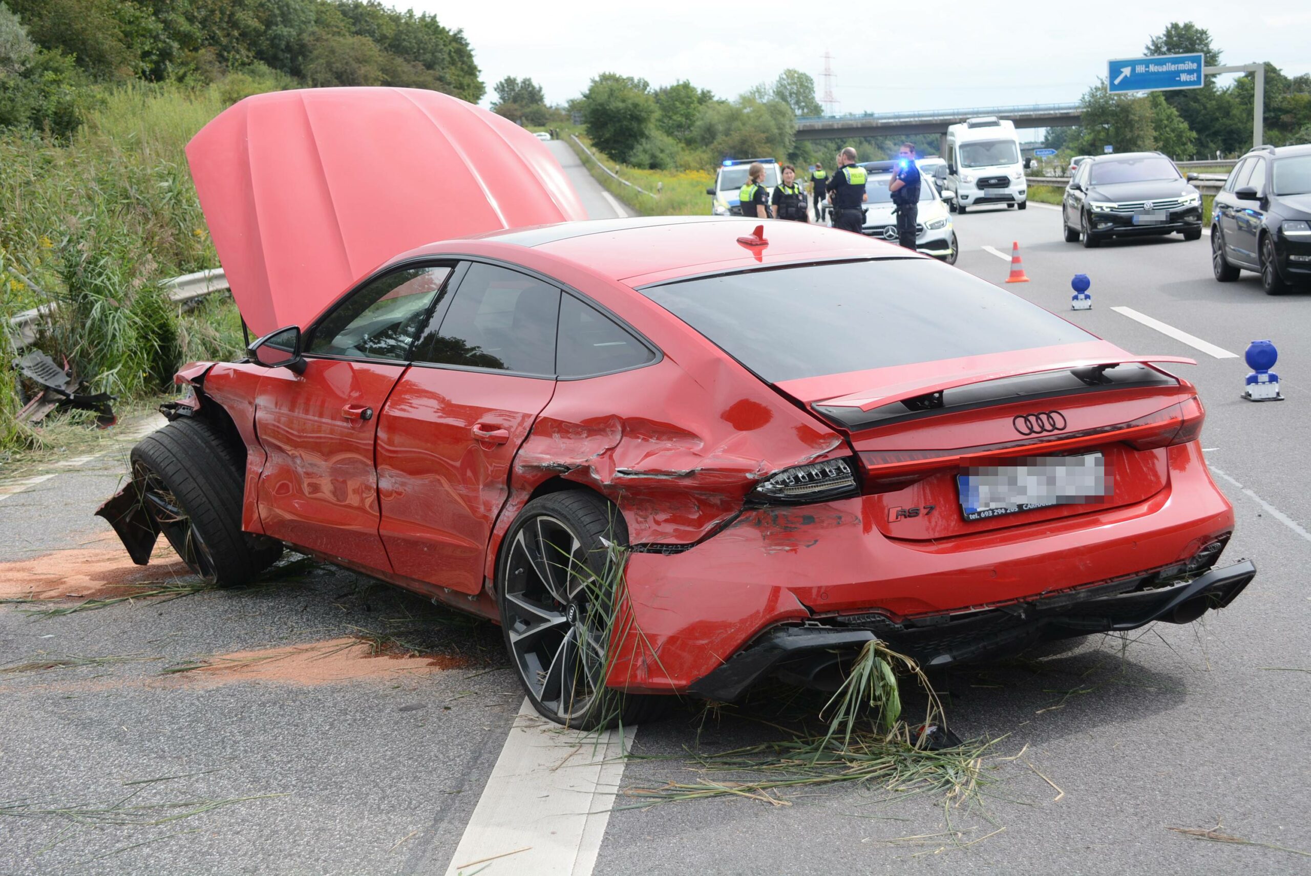 Der Audi wurde durch den Unfall stark beschädigt.