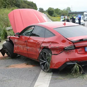 Der Audi wurde durch den Unfall stark beschädigt.