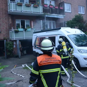 Die Feuerwehr macht sich daran den Brand im Keller zu löschen.