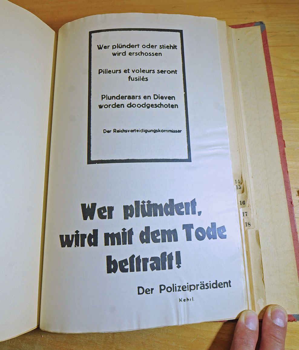 Eine Seite in der Geheimakte Gomorrha, auf der steht: „Wer plündert, wird mit dem Tode bestraft!“