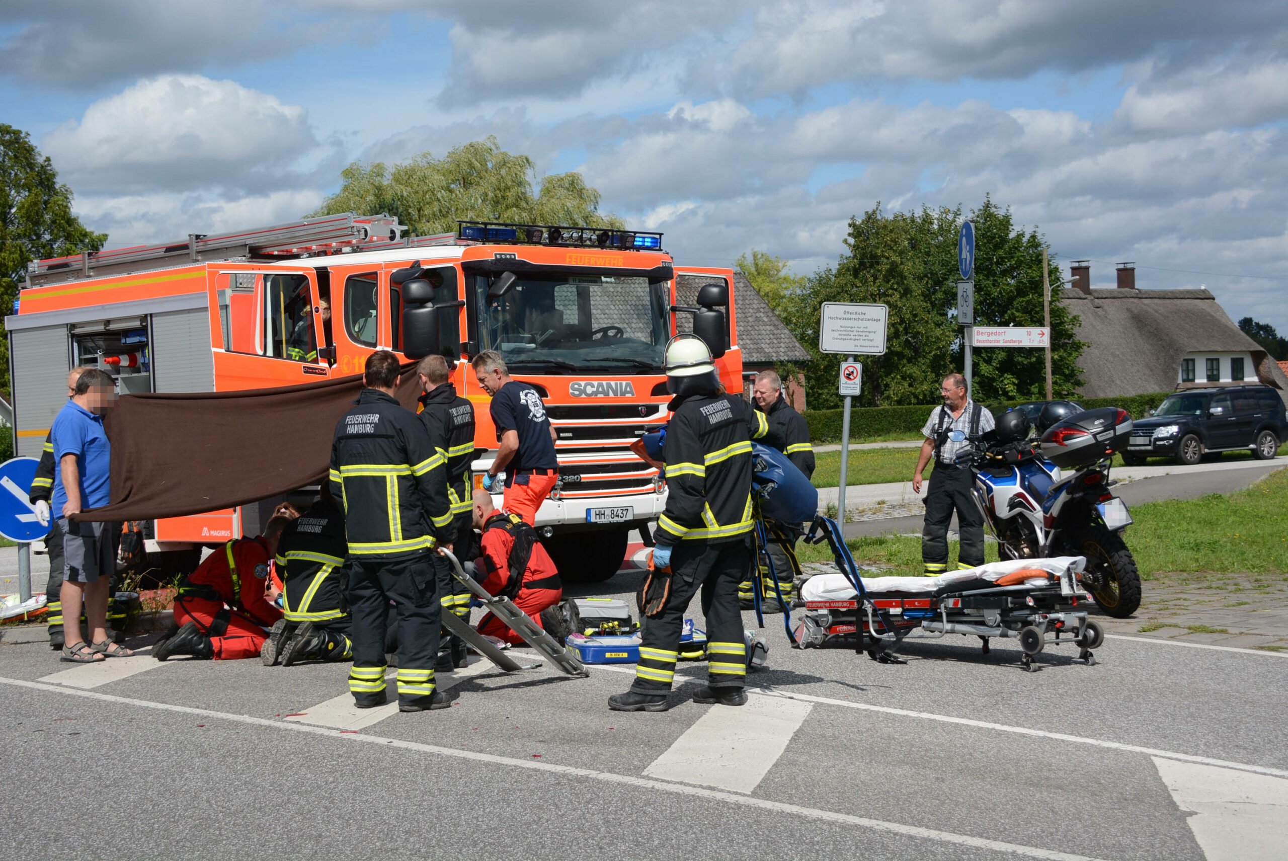 Bei dem Unfall am Sonntagnachmittag wurde eine Motorradfahrerin verletzt.