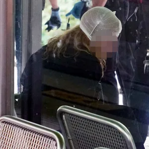 FRau setzt sich mit Messer gegen aufdringliche Männer zur Wehr – zwei Verletzte