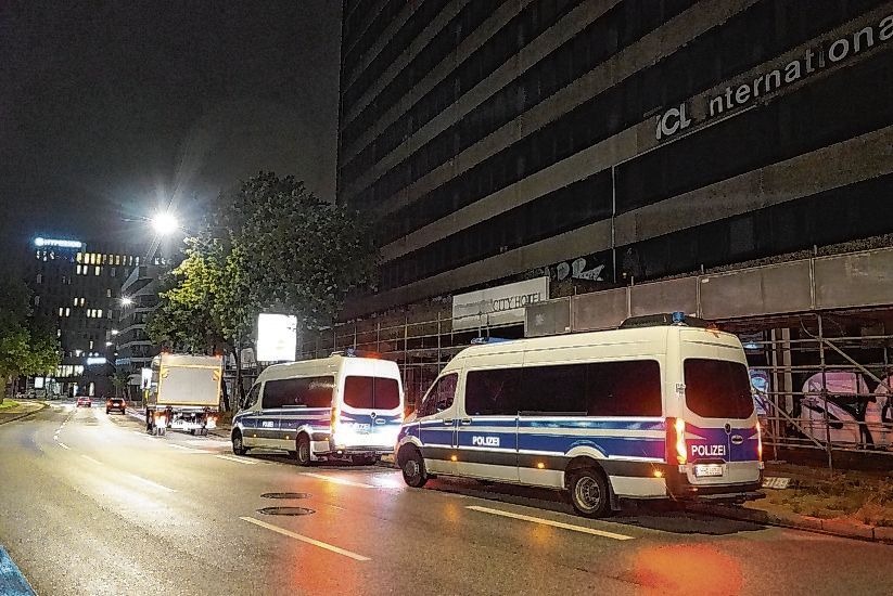 Polizeieinsatz, nachdem im Hochhaus Amsinckstraße 45 am Montag eine Marihuana-Plantage entdeckt worden war.