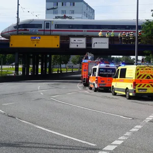 Der Zug riss in Höhe der Billhorner Brückenstraße eine Oberleitung ab.
