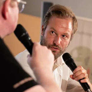 Verkehrssenator Anjes Tjarks (Grüne) mit N-Klub-Gründer Lars Meier.