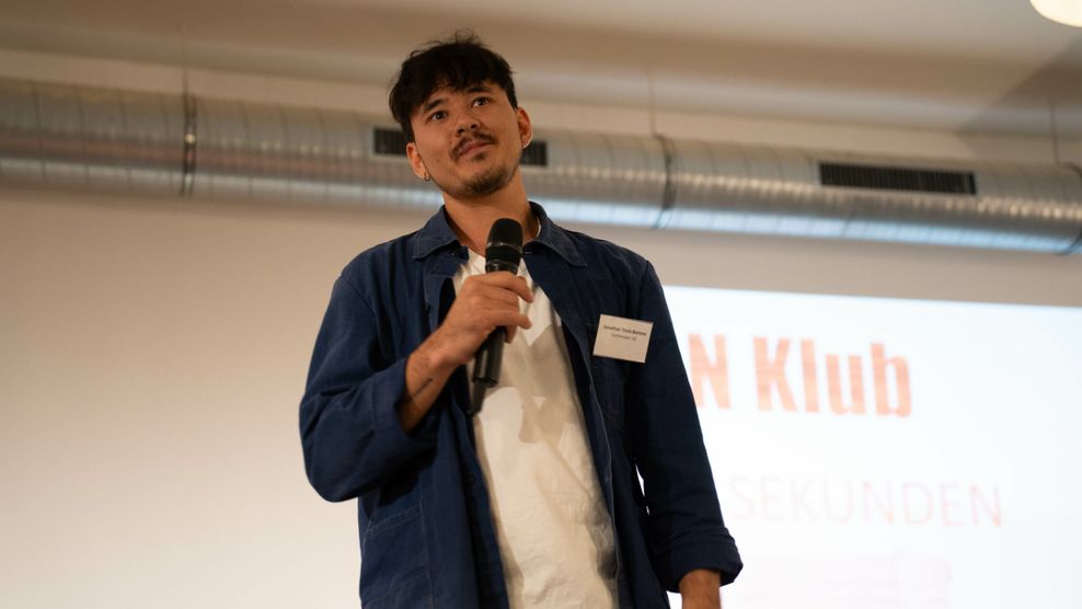 Jonathan Trinh-Bomme von „Terrabox” präsentiert beim N-Klub im 100-Sekunden-Format seine Wurmbox für Kindergärten.