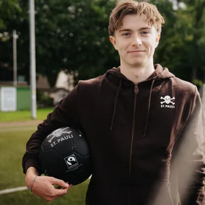 St. Paulis Scott Banks mit Ball in der Hand