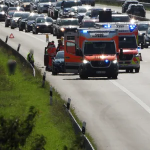 Wegen eines Unfalls auf der A7 staut sich der Verkehr mehrere Kilometer.