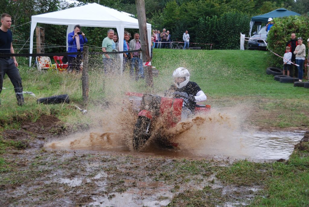 Duo Rennen durch den Wassergraben