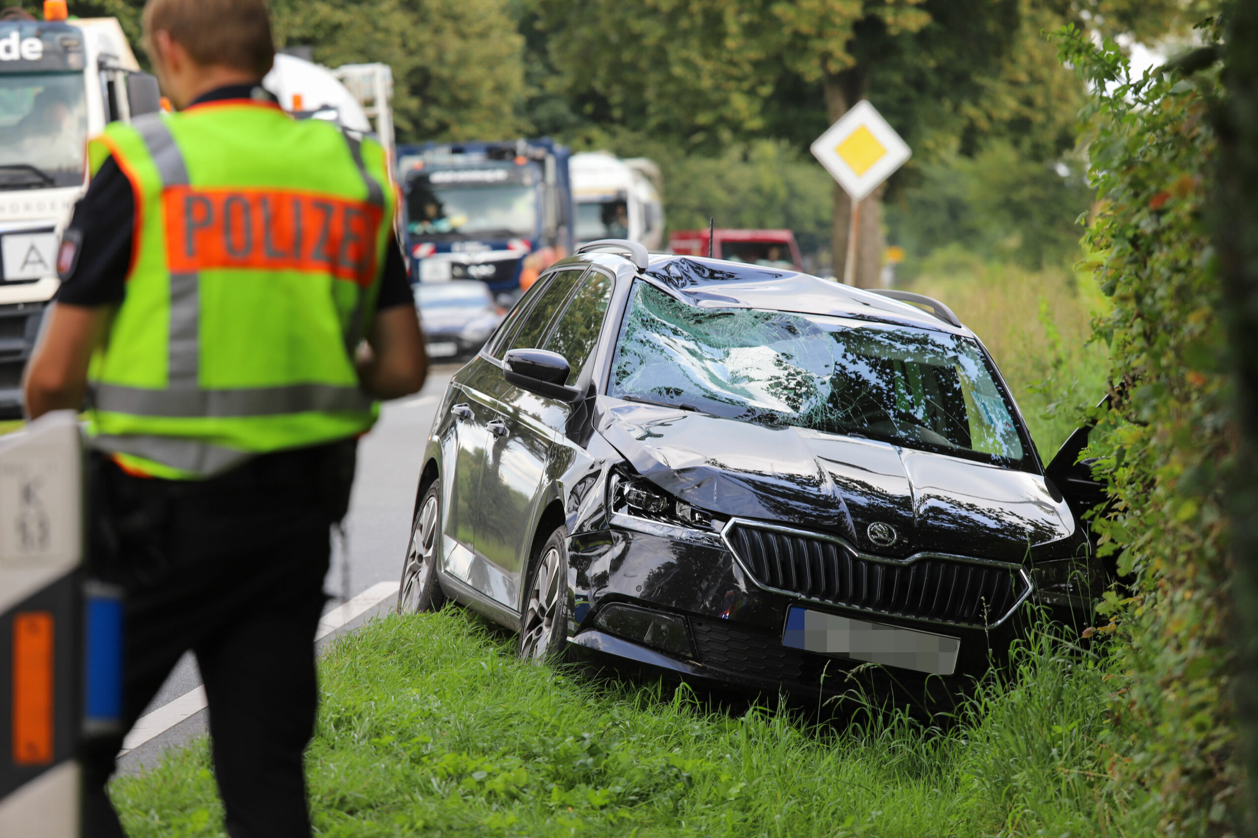 Ein 86 Jahre alter E-Bike-Fahrer schwebt in Lebensgefahr, nachdem er von einem Skoda erfasst worden war.